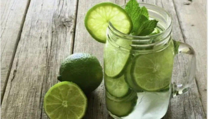 Beber água com limão efetivamente promove a perda de peso?