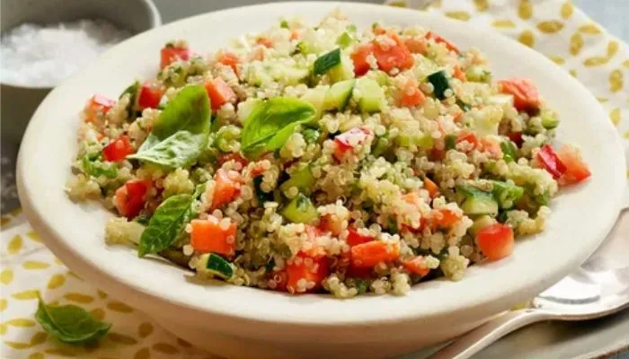 Salada de Quinoa Mediterrânea