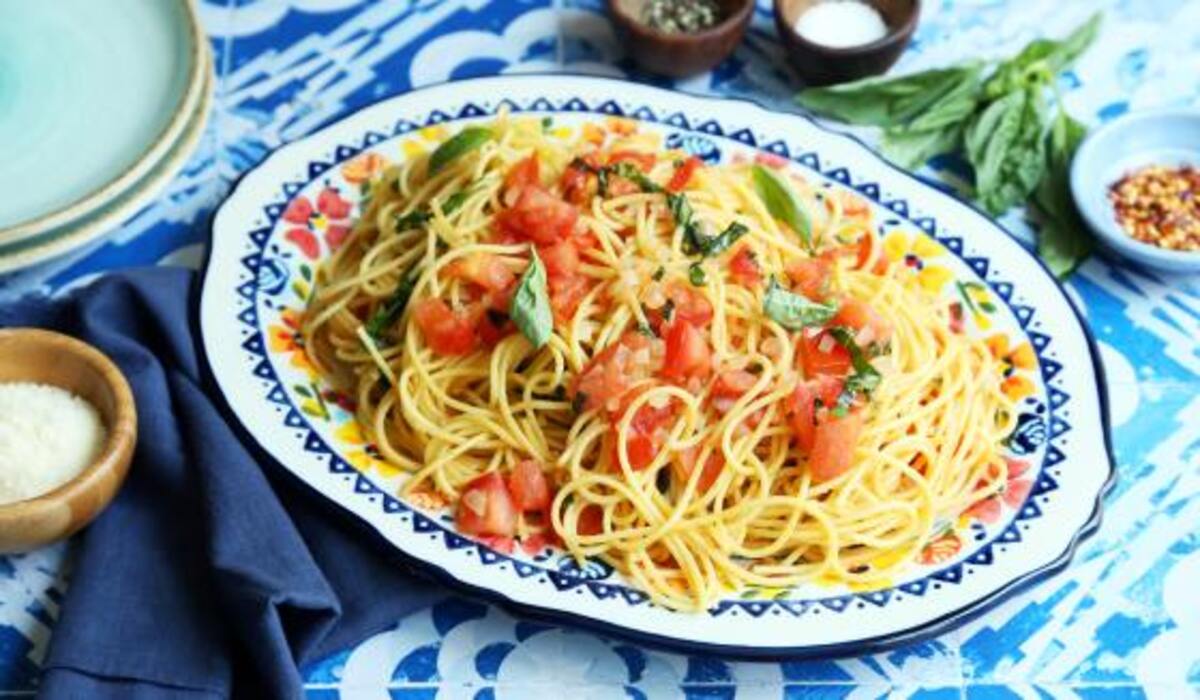 Leia mais sobre o artigo Receita: Macarrão  de tomates frescos e com manjericão